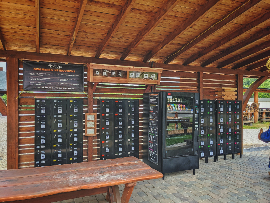 picture of lockers at the gem mining attraction